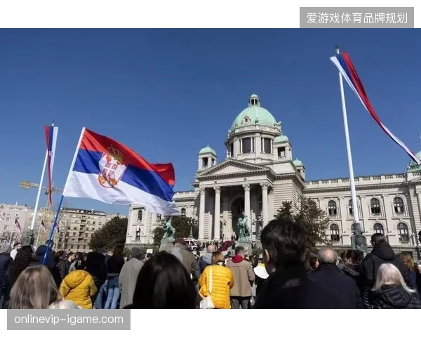墨西哥队利用前场压迫制造混乱，塞尔维亚防线两次自摆乌龙导致惨败